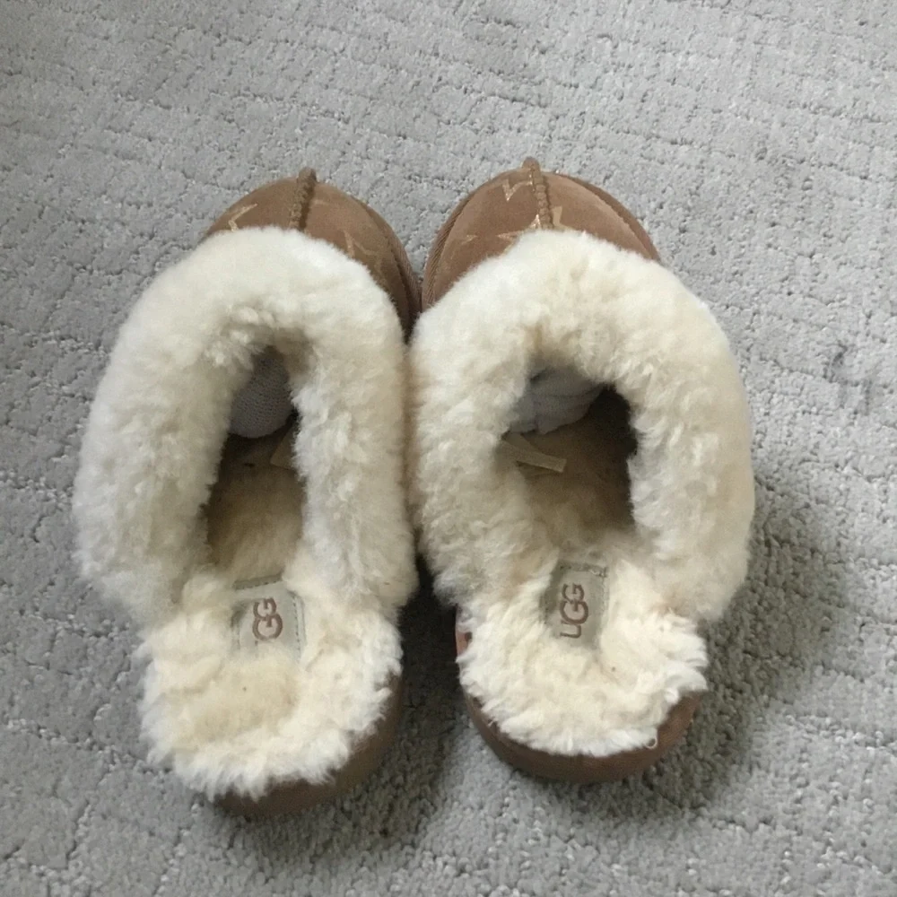 UGG Kids Brown Suede Star Slip-On Slippers with Cream Shearling
